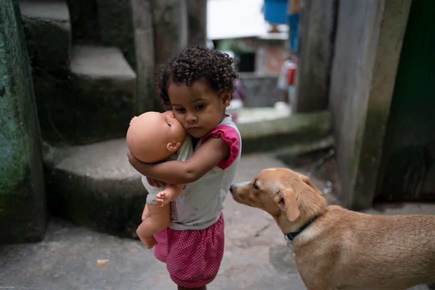 Παιδί σε φαβέλα/(AP Photo/Leo Correa)