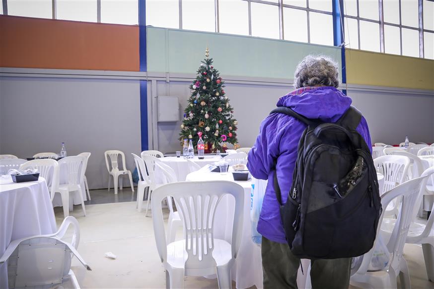 Γεύμα Χριστουγέννων για αστέγους από τον δήμο Αθηναίων/Eurokinissi
