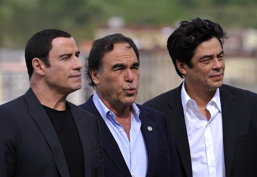 (από αριστερά) Τζον Τραβόλτα, Όλιβερ Στόουν, Μπενίσιο ντελ Τόρο (AP image)