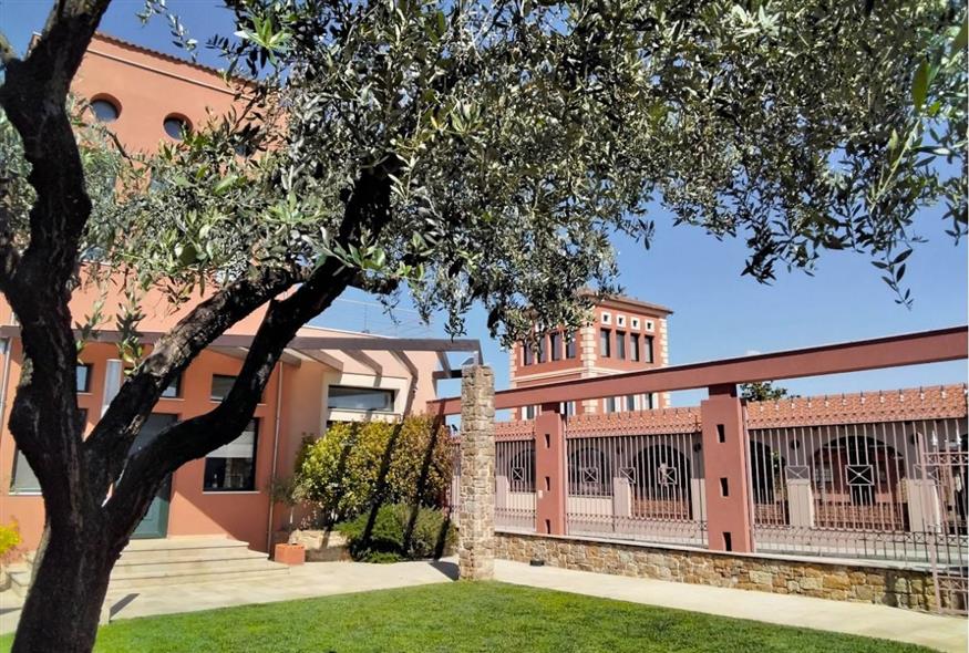 Έξω από το Κτήμα Τέχνη Οίνου | © Χριστίνα Τσαμουρά