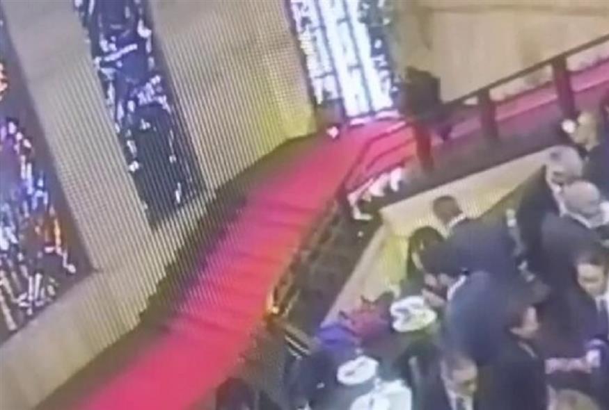 Πολιτικός σκόνταψε στη σκάλα και «γκρέμισε» βιτρό ανεκτίμητης αξίας (CagliariNews)