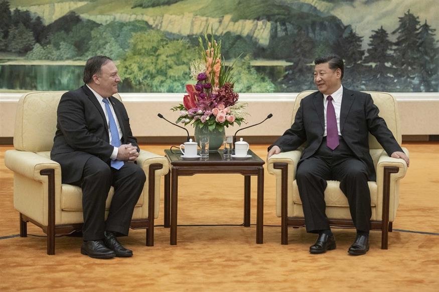 Ο υπουργός Εξωτερικών των ΗΠΑ Μάικ Πομπέο με τον Κινέζο πρόεδρο Σι Τζινπίνγκ (Fred Dufour/Pool Photo via AP)