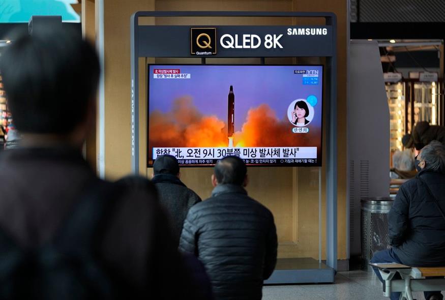 Πολίτες παρακολουθούν στην τηλεόραση εκτόξευση πυραύλου της Βόρειας Κορέας / AP Photo/Lee Jin-man