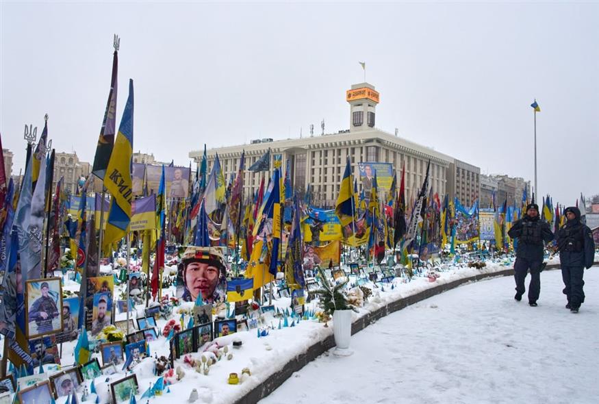 Χιονισμένο αυτοσχέδιο μνημείο για τους πεσόντες στρατιώτες στην κεντρική πλατεία της πόλης στο Κίεβο της Ουκρανίας (AP)