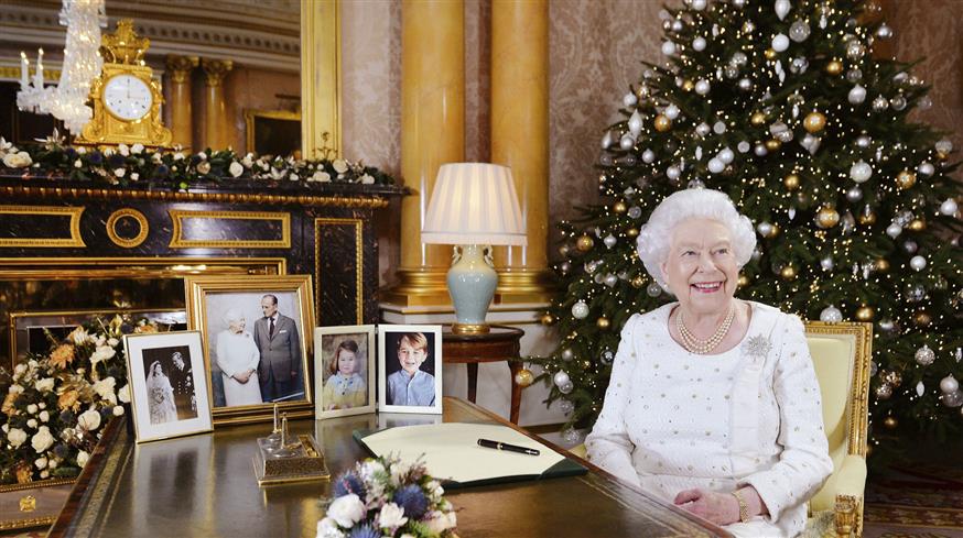 H Βασίλισσα Ελισάβετ στο γραφείο του Δωματίου 1844 στο Μπάκινχαμ το 2017 (AP/John Stillwell)