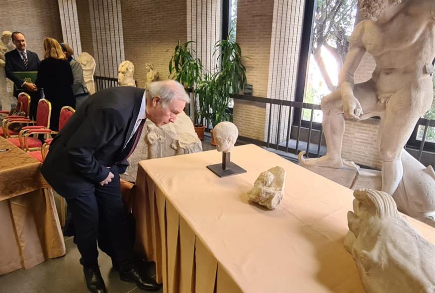 Ο Γενικός Διευθυντής του Μουσείου Ακρόπολης, Καθ. Νικόλαος Χρ. Σταμπολίδης, συνομιλώντας με τα παρθενώνεια γλυπτά του Βατικανού, λίγο πριν την υπογραφή συμφωνίας για την επιστροφή τους στο Μουσείο Ακρόπολης