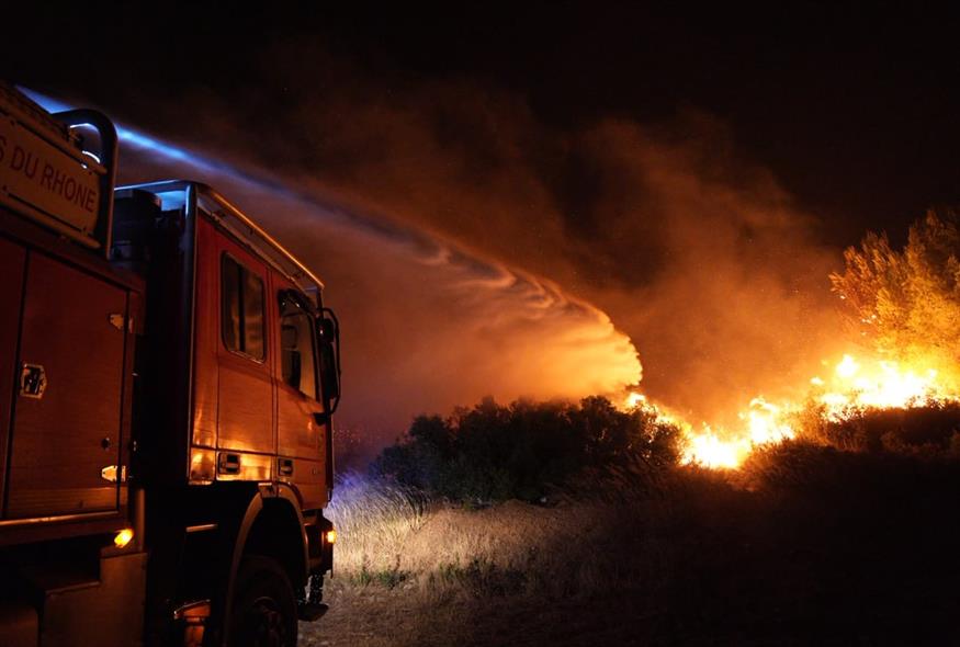 Σε ύψιστο συναγερμό παραμένουν η Γαλλία και η Ισπανία εξαιτίας των ανεξέλεγκτων πυρκαγιών (ΑP) Σε ύψιστο συναγερμό παραμένουν η Γαλλία και η Ισπανία εξαιτίας των ανεξέλεγκτων πυρκαγιών (ΑP)