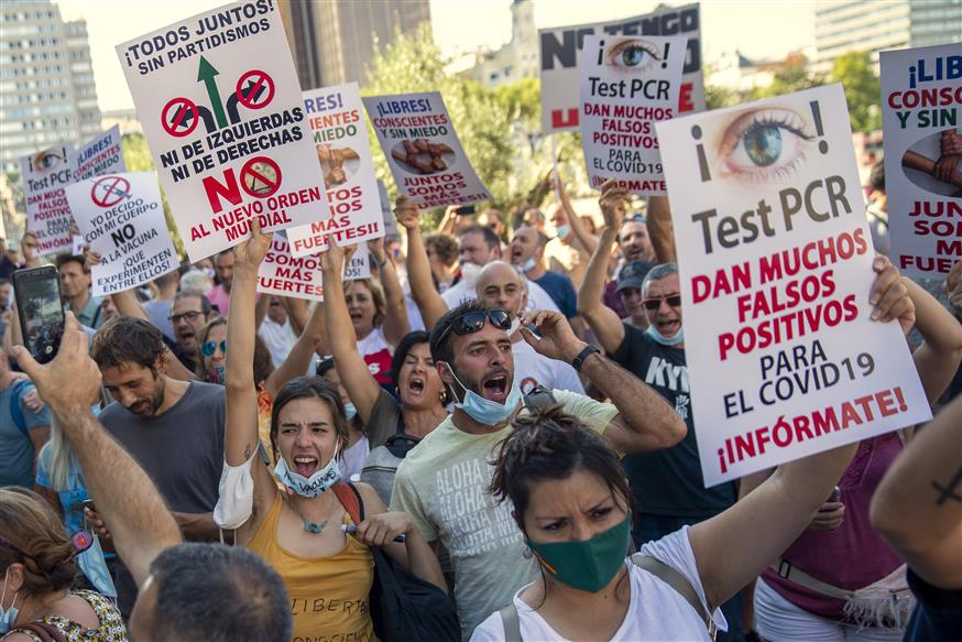 AP/IMAGES - Διαδηλωτές στη Μαδρίτη διαμαρτύρονται κατά των περιοριστικών μέτρων που επιβαλλει η κυβέρνσηση