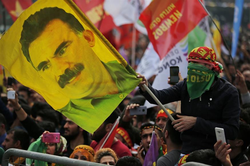 Διαδηλωτές κρατούν σημαίες με τη μορφή του Αμπντουλάχ Οτσαλάν (AP Photo/Lefteris Pitarakis)