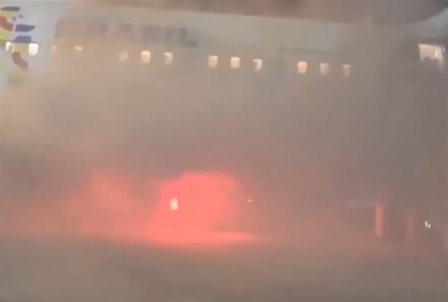 Φωτιά δίπλα σε αεροπλάνο (X)