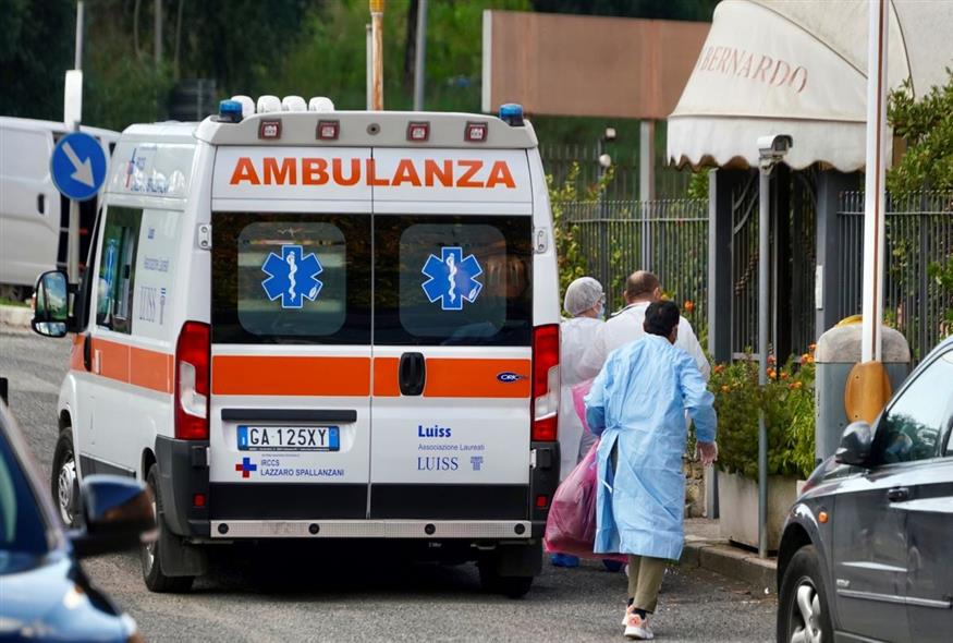 Ιταλικό ασθενοφόρο (AP Photo/Andrew Medichini)