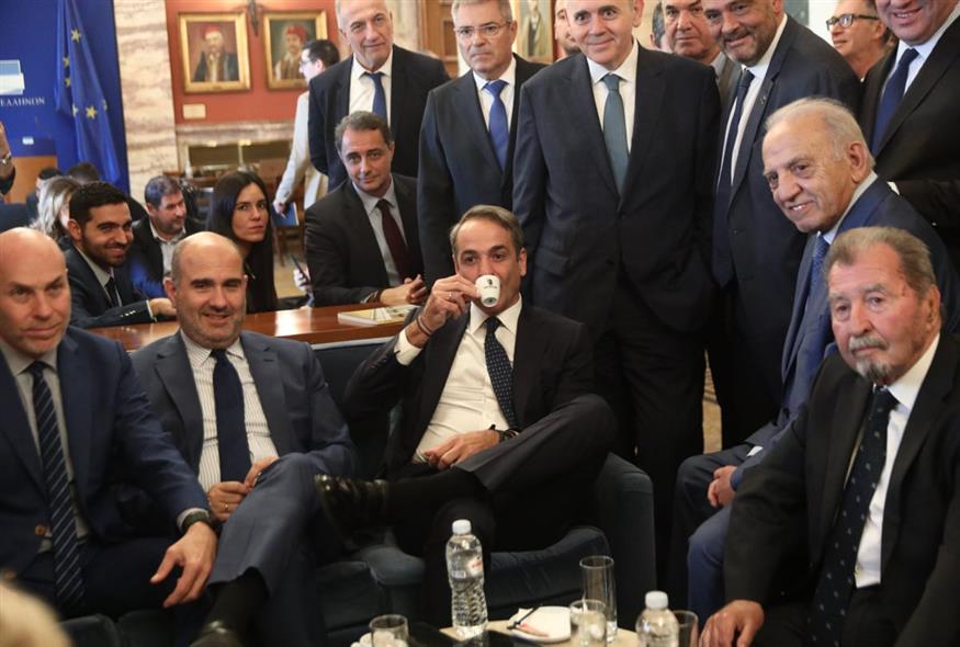 Χαλαρή κουβέντα του πρωθυπουργού και βουλευτών της ΝΔ στο εντευκτήριο της Βουλής