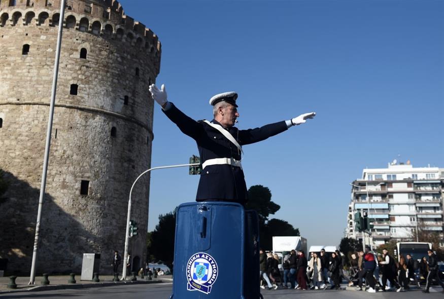 Στο... βαρέλι τους οι τροχονόμοι - Τιμήθηκε και φέτος η παράδοση της Πρωτοχρονιάς στη Θεσσαλονίκη (INTIME)