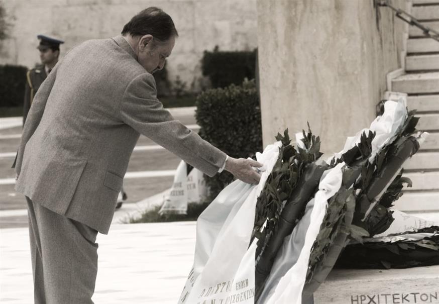 Κατάθεση στεφάνου σε ήρωες από ήρωα./ copyright Eurokinissi