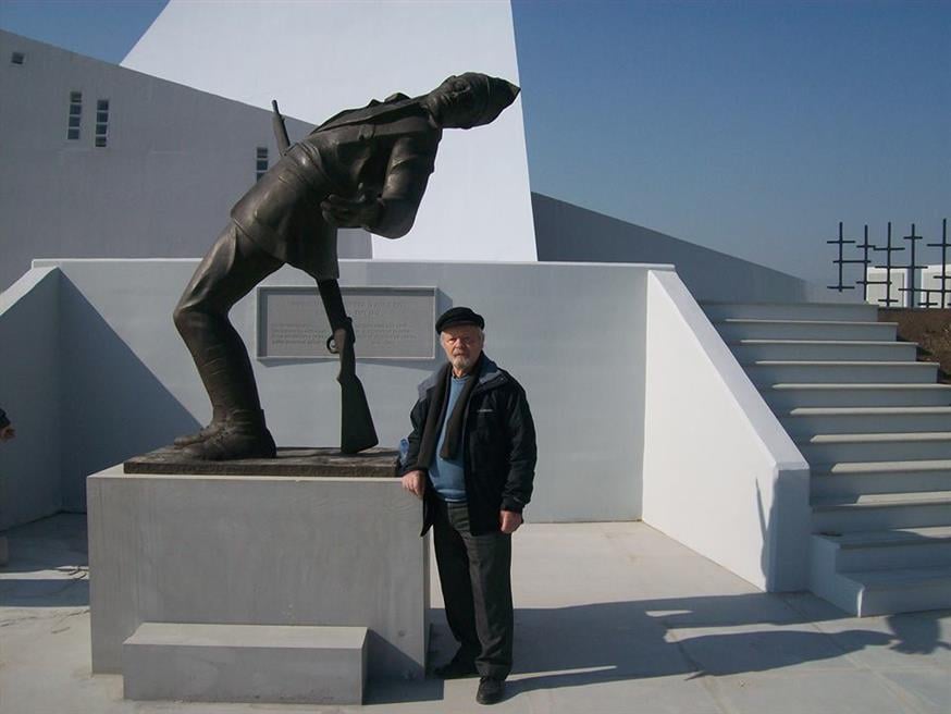 Φωογραφία του Γρηγόρη Ριζόπουλου από συνέντευξη του στο «Ράδιο Πρωινός 105,3» στο το μνημείο των ηρώων του 5ου συντάγματος πεζικού Τρικάλων