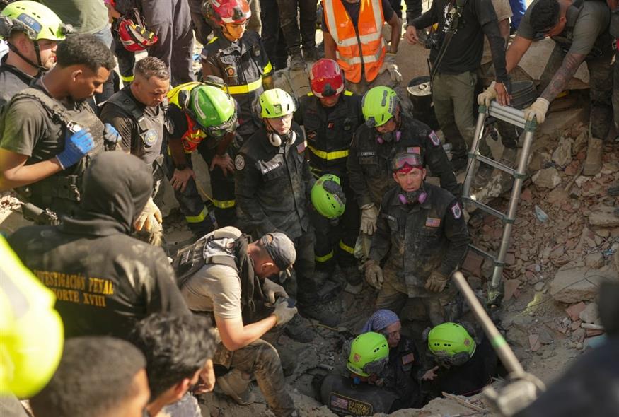 Βενεζουέλα: Θρήνος στα χαλάσματα αλλά και δραματικές διασώσεις μέσα από τα ερείπια (AP)