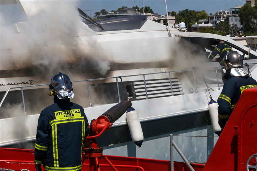 Φωτιά σε σκάφος στη Γλυφάδα/Eurokinissi