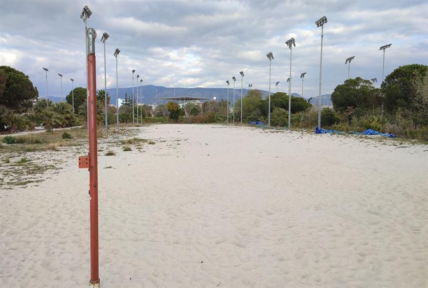 Ακόμα και σήμερα 20 χρόνια μετά τους Ολυμπιακούς Αγώνες της Αθήνας η λευκή χαλαζιακή άμμος ξεχωρίζει στον περιβάλλοντα χώρο της Ολυμπιακής εγκατάστασης στο Φάληρο που κάποτε ήταν τα προπονητήρια.