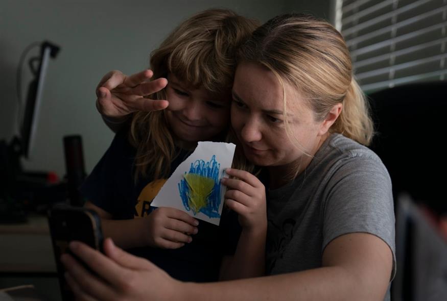 Μια μητέρα με τον γιο της από την Ουκρανία, στις ΗΠΑ (AP Photo/Jae C. Hong) Μια μητέρα με τον γιο της από την Ουκρανία, στις ΗΠΑ (AP Photo/Jae C. Hong)