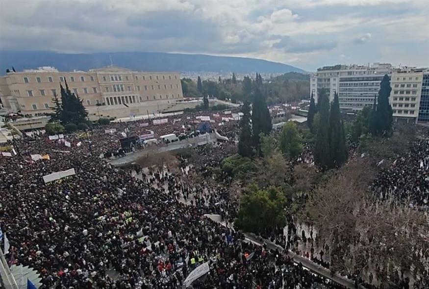 Ασφυκτικά γεμάτη η πλατεία Συντάγματος στο πολυπληθέστατο συλλαλητήριο για τα Τέμπη (Video Capture)