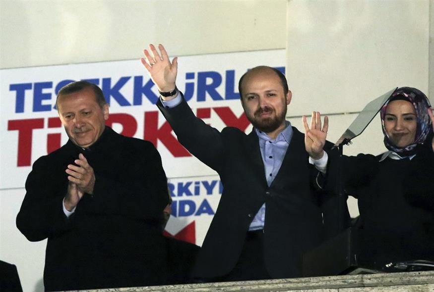 Ο Recep Tayyip Erdogan με τον γιο του  Bilal Erdogan και την κόρη του Sumeyye Erdogan (AP Photo)