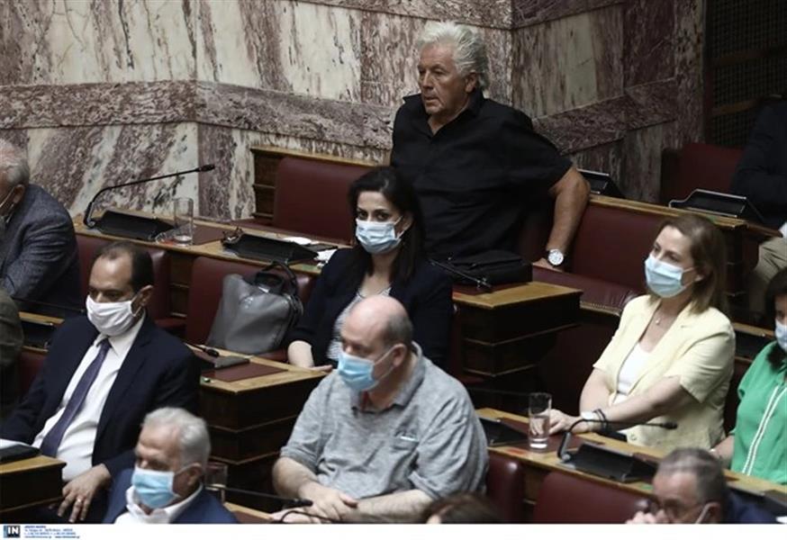 Ο Θανάσης Παπαχρίστοπουλος χωρίς μάσκα στη Βουλή (Copyright: Intime)