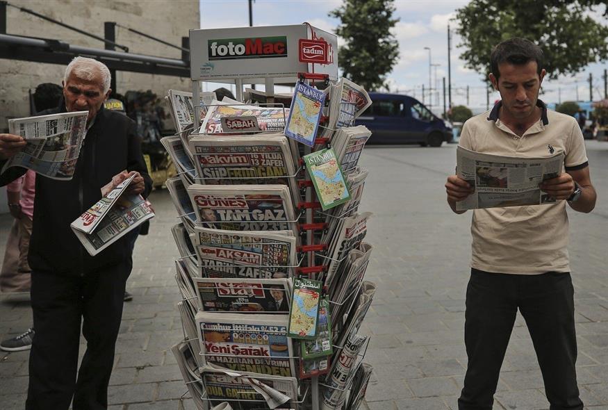 Πολίτες στην Κωνσταντινούπολη διαβάζουν τα πρωτοσέλιδα των εφημερίδων (φωτογραφία αρχείου / Associated Press)
