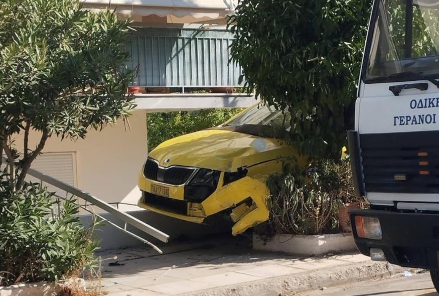Τροχαίο Ηλιούπολη (Πηγή: notia.gr) Τροχαίο Ηλιούπολη (Πηγή: notia.gr)