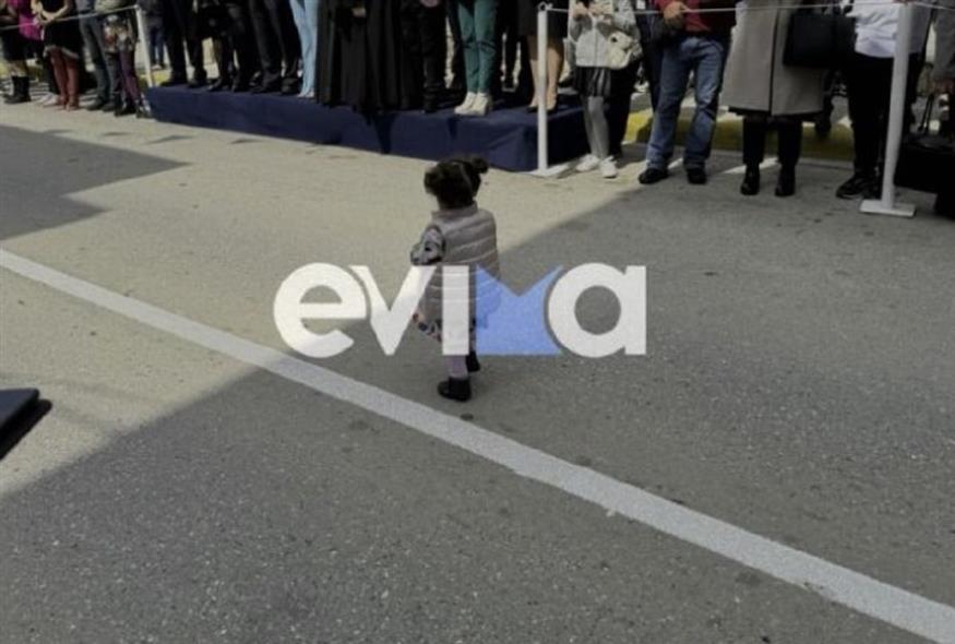 Ένα μικρό κοριτσάκι που έκανε μόνο του παρέλαση στην Εύβοια (evima.gr)