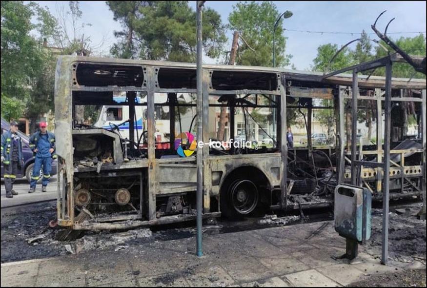 Κάηκε ολοσχερώς λεωφορείο στη Θεσσαλονίκη (e-koufalia.gr)
