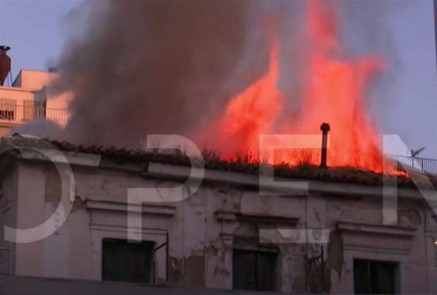 Φωτιά σε εγκαταλελειμμένο κτίριο στην Αιόλου (OPEN)