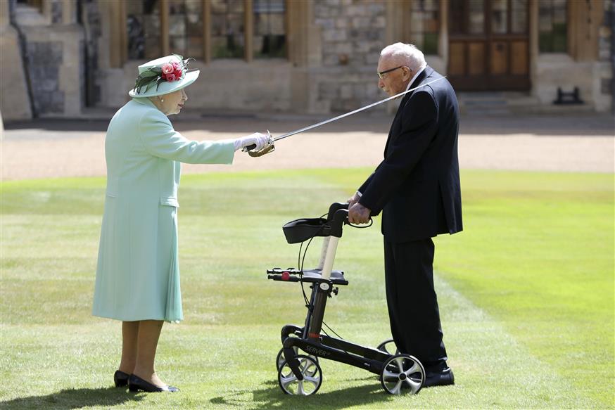Η Βασίλισσα Ελισάβετ χρίζει ιππότη τον Τομ Μουρ (Chris Jackson/Pool Photo via AP)