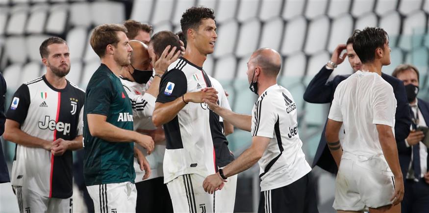 O Ρονάλντο πανηγυρίζει με τους συμπαίκτες του την κατάκτηση του τίτλου (AP Photo/Antonio Calanni)