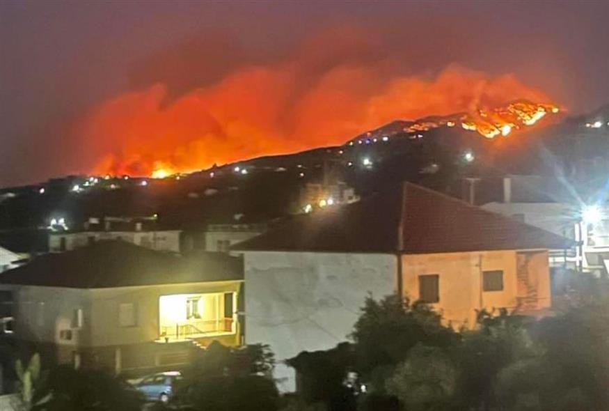 Η φωτιά στην Κόρινθο όπως φαίνεται από το Δερβένι (ethnos.gr)