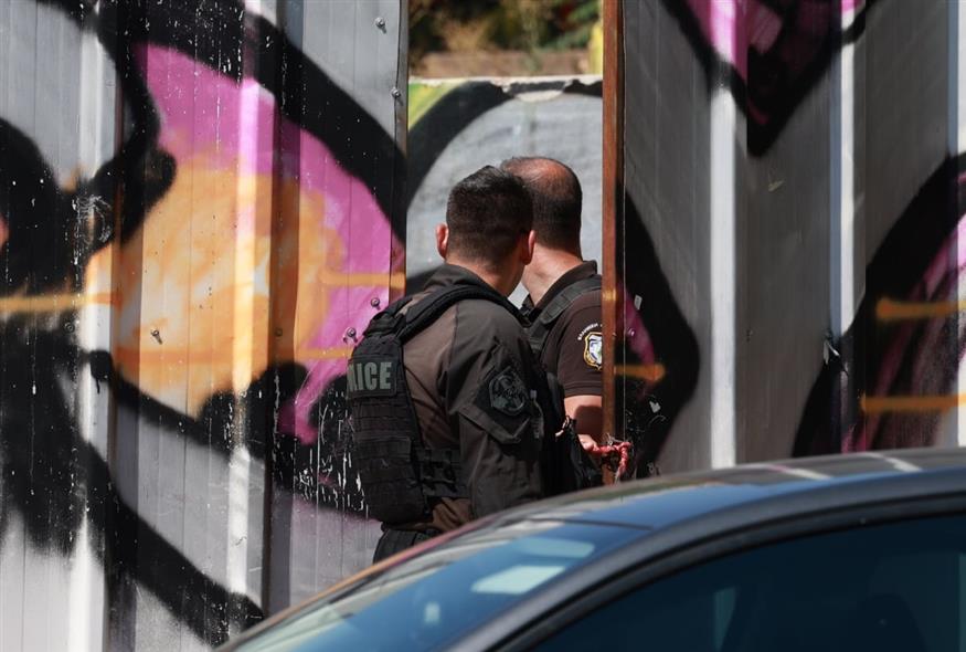 Έρευνα της ΕΛ.ΑΣ. στο σημείο όπου εντοπίστηκε η σορός γυναίκας σε βαλίτσα (ΙΝΤΙΜΕ) Έρευνα της ΕΛ.ΑΣ. στο σημείο όπου εντοπίστηκε η σορός γυναίκας σε βαλίτσα (ΙΝΤΙΜΕ)