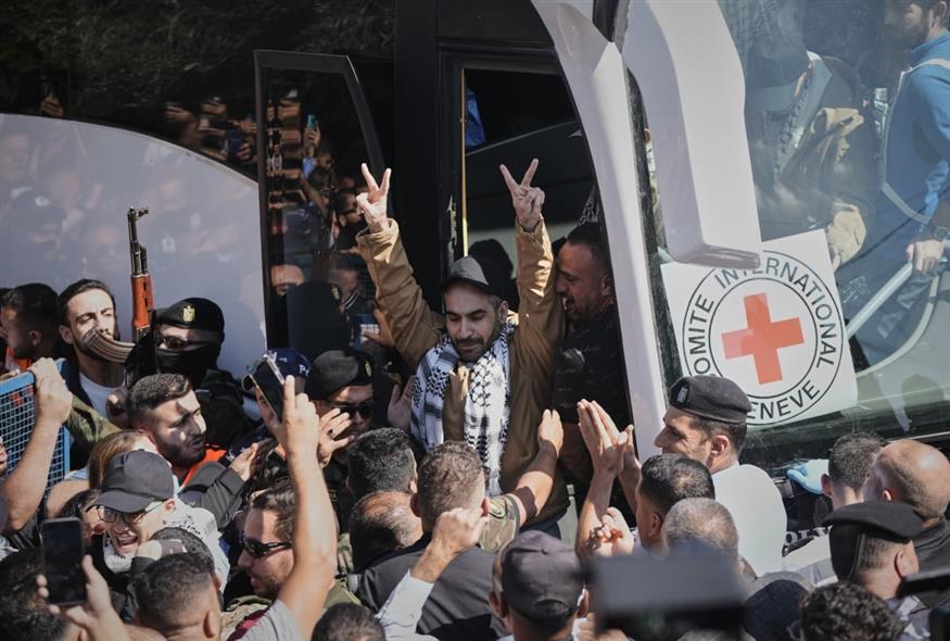 Θερμή υποδοχή στους απελευθερωμένους ομήρους (Mahmoud Illean/AP)