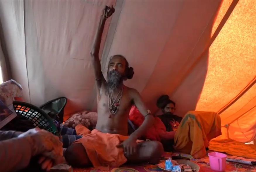 Ο Ινδός μοναχός που κρατάει ψηλά το χέρι του για περισσότερα από… 10 χρόνια
