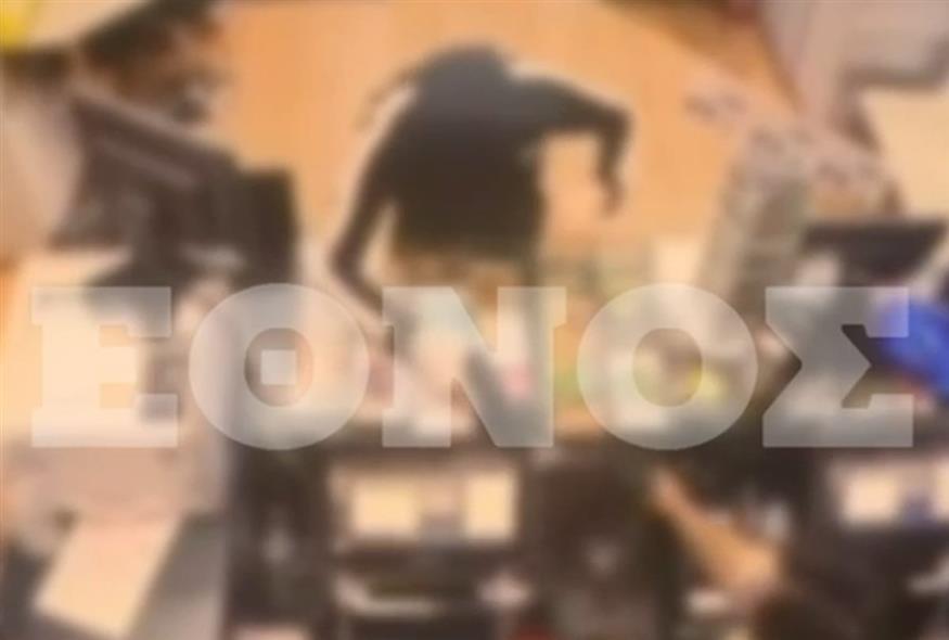 Ληστεία σε 31 δευτερόλεπτα: Βίντεο-ντοκουμέντο από την επίθεση τριών νεαρών στην Καισαριανή