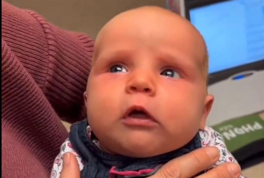 Η μικρή Σάββι τη στιγμή που ακούει για πρώτη φορά τη φωνή της μαμάς της (Video Capture)