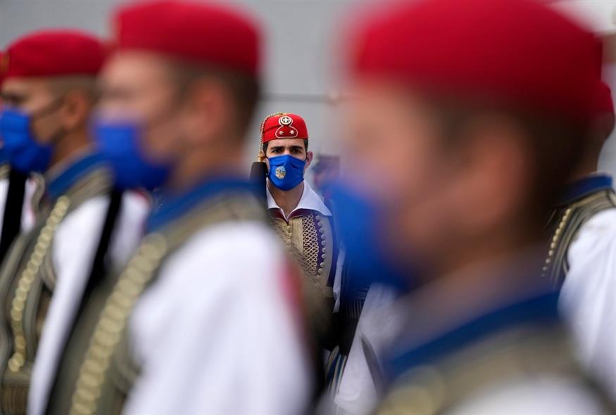 Μέλη της προεδρικής φρουράς με μάσκες προστασίας από τον κορονοϊό / AP Photo/Thanassis Stavrakis