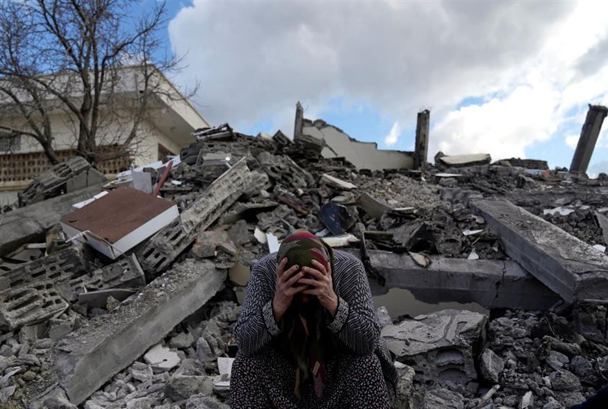 Δραματική εικόνα από τη σεισμοπαθή Συρία - Ένας άνθρωπος κάθεται στα ερείπια κατοικιών (AP Photo/Khalil Hamra)