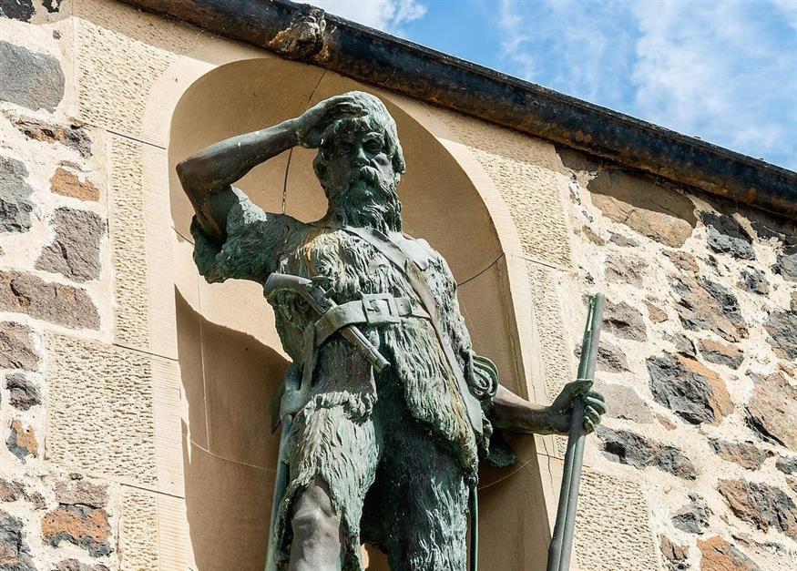 Ένα άγαλμά του Σέλκερκ δεσπόζει στον τόπο όπου γεννήθηκε, στο Λόουερ Λάργκο, στη Σκωτία