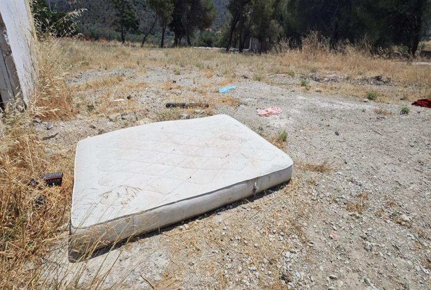 Ένα πεταμένο στρώμα είναι το μόνο που έχει απομείνει / φωτογραφία Κώστας Ασημακόπουλος Ένα πεταμένο στρώμα είναι το μόνο που έχει απομείνει / φωτογραφία Κώστας Ασημακόπουλος