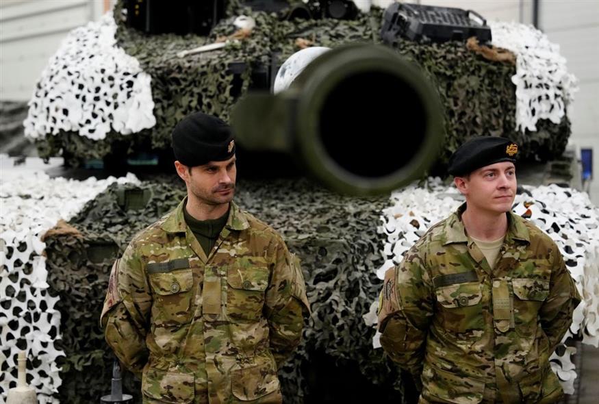 Στρατιώτες ποζάρουν μπροστά σε άρμα μάχης τύπου Leopard/Ap Photos