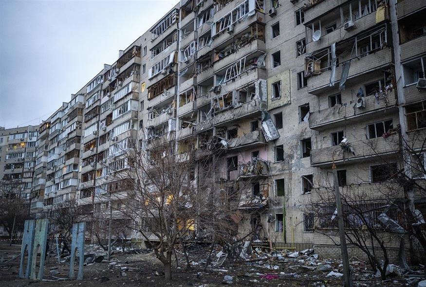 Βομβαρδισμένες πολυκατοικίες στο Κίεβο (Associated Press)