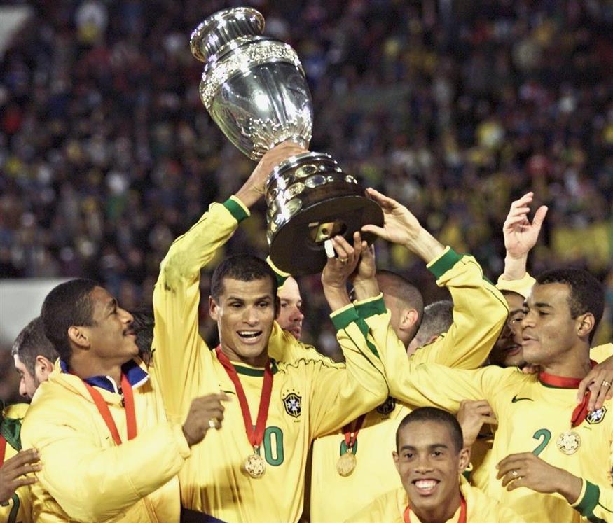 Ο Ριβάλντο σηκώνει το Copa America του 1997 με την Βραζιλία