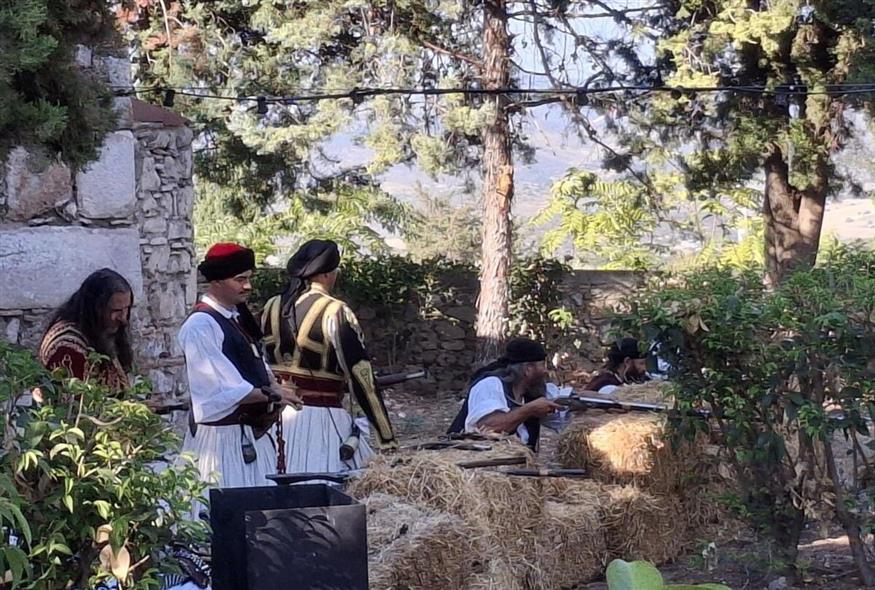 Αναβιωτές κάνουν πρόβες για την αναπαράσταση του ολοκαυτώματος του Μαυροματίου. Φωτογραφία E-sterea.gr