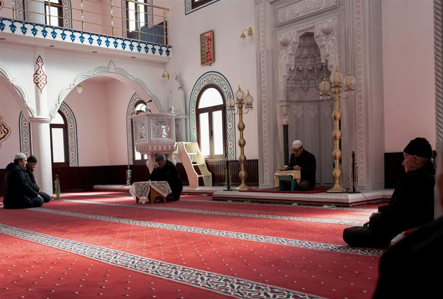 προσευχή Μουσουλμάνων σε τζαμί στην Ξάνθη/ ΓΙΩΡΓΟΣ ΔΑΓΑΛΑΚΗΣ/EUROKINISS