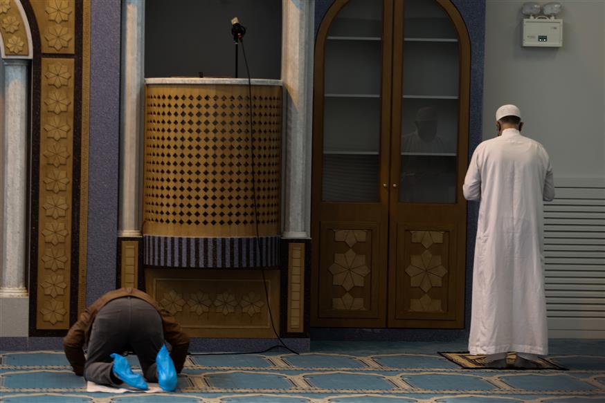 Στιγμιότυπο από την πρώτη προσευχή στο τζαμί (ΧΡΗΣΤΟΣ ΜΠΟΝΗΣ/EUROKINISSI)