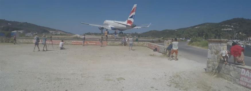 Αεροπλάνο περνά σχεδόν πάνω από τους τουρίστες στη Σκιάθο (copyright: YouTube)